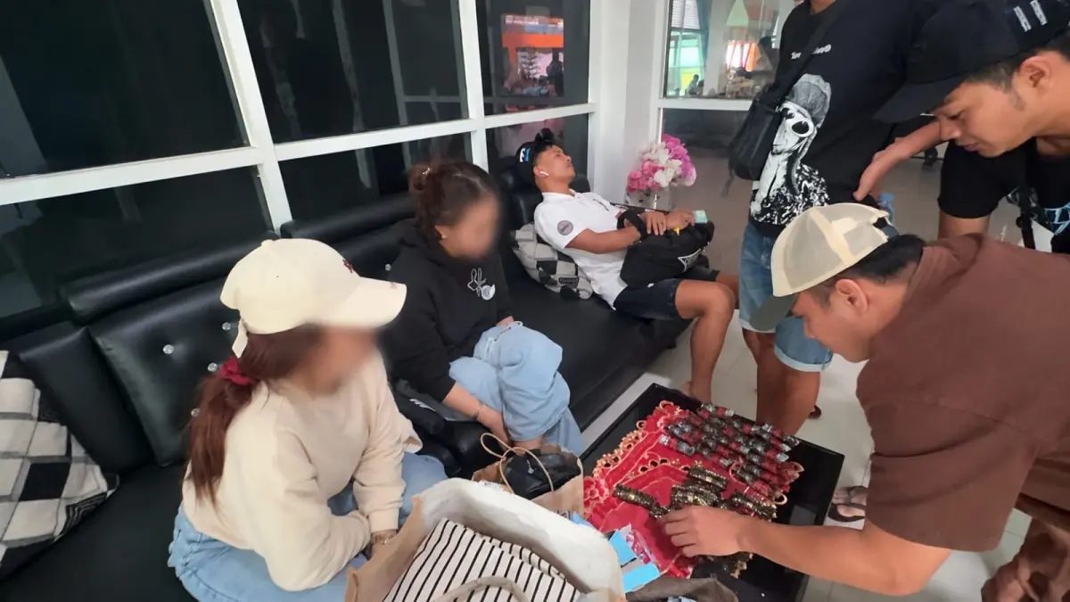 DIPERIKSA: Petugas Ditresnarkoba Polda Kaltara memeriksa barang bawaan dua perempuan yang diamankan di Pelabuhan Tengkayu I Tarakan, Sabtu (5/9).