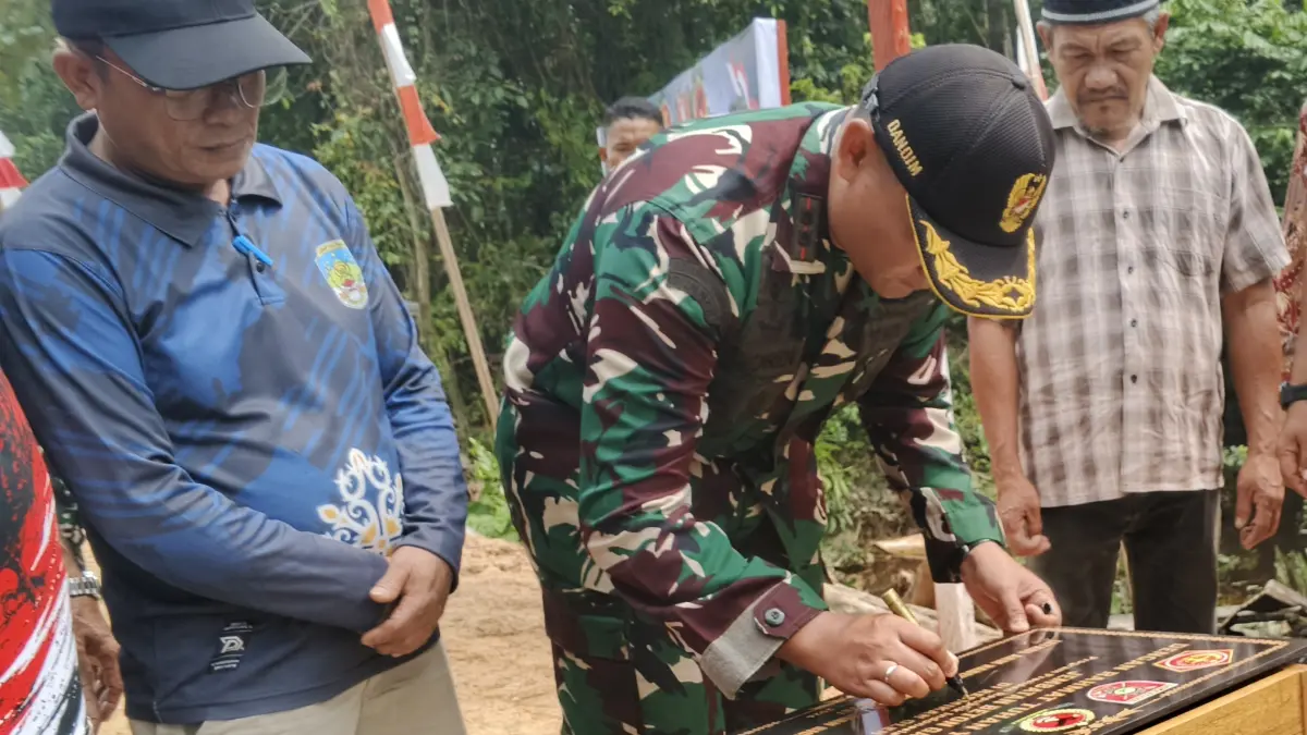 DIRESMIKAN: Dandim 0914/TNT Letkol Arm. R. Florensius Ferdian Ricarda tanda tangan prasasti jembatan beton Garuda, Jumat (4/9). FOTO: SOPIAN /RADAR TARAKAN