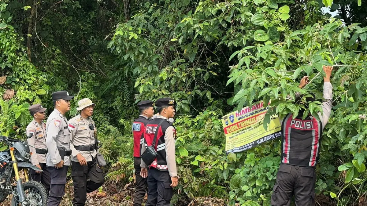 EDUKASI : Personel Polsek Sebatik Barat melakukan pengecekan wilayah rawan karhutla dan memberikan edukasi ke masyarakat.&nbsp;