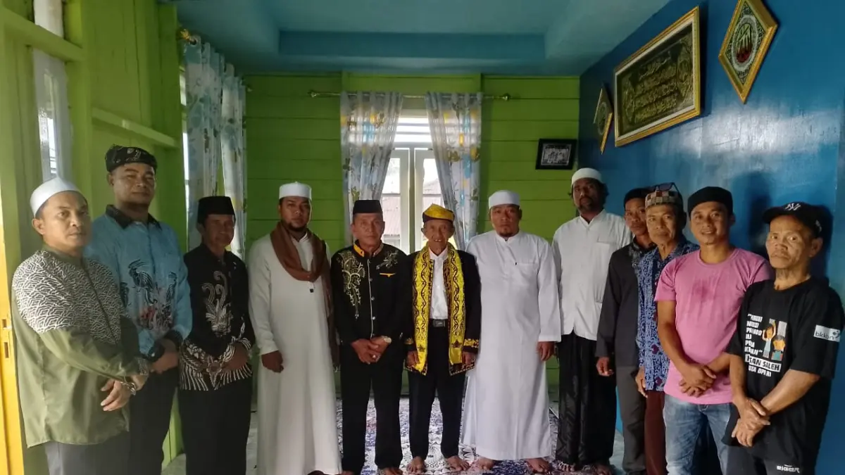 PEMULIHAN HUBUNGAN: Proses upacara adat Desa Tagul Sembakung antara tokoh adat dengan perwakilan pihak perusahaan yang digelar pada Minggu (6/9). ISTIMEWA