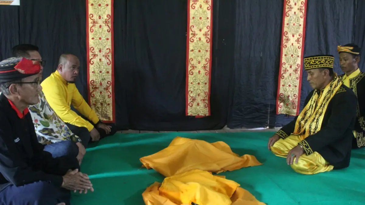 PEMULIHAN HUBUNGAN: Proses upacara adat Desa Tagul Sembakung antara tokoh adat dengan perwakilan pihak perusahaan yang digelar pada Minggu (6/9). ISTIMEWA