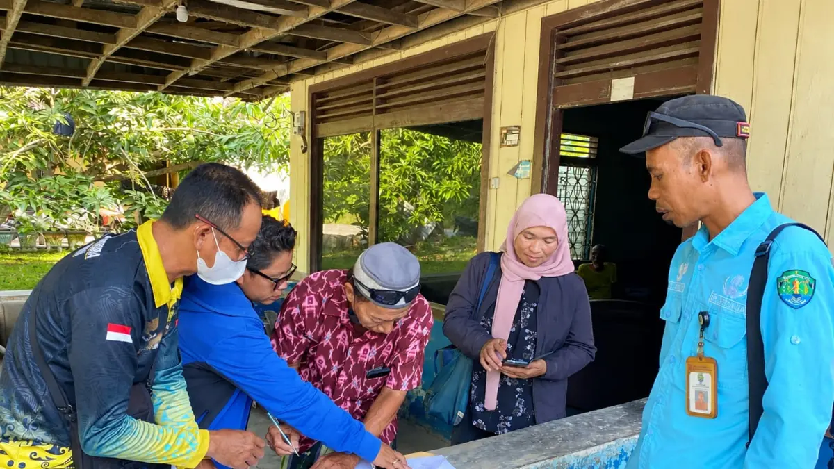 PENYALURAN BANSOS : Petugas menyalurkan bansos kepada warga sebagai upaya memastikan bantuan pemerintah diterima masyarakat yang membutuhkan.