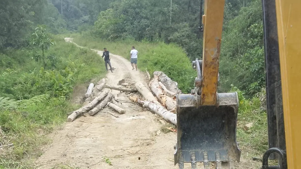 PERBAIKAN : Melalui BPBD Nunukan melakukan perbaikan jalan antar kecamatan di dataran tinggi Krayan.&nbsp;