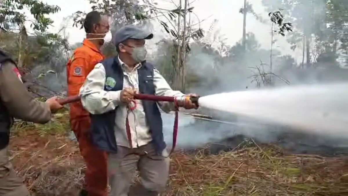 TURUN LANGSUNG : Wabup Bulungan Kilat, turun bersama tim Karhutla melakukan pemadaman.
(Taslee/Radar Tarakan)