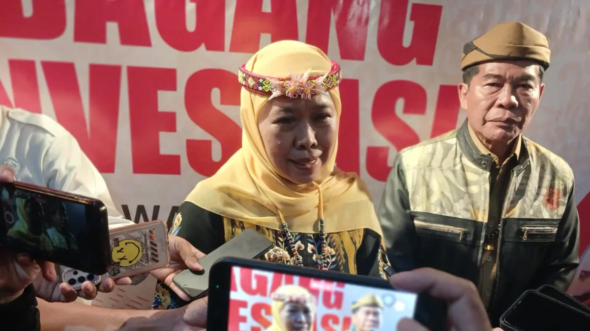 BANGUN KERJASAMA: Gubernur Jawa Timur Khofifah Indar Parawansa saat diwawancarai media. AGUS DIAN ZAKARIA/RADAR TARAKAN