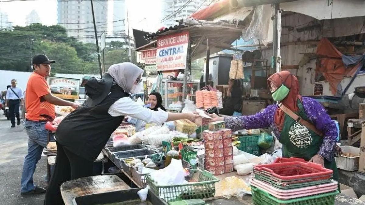 BRI Peduli membagikan masker dan vitamin kepada masyarakat di sejumlah titik mobilitas tinggi di Jakarta sebagai respons terhadap sebaran abu vulkanik Gunung Anak Krakatau.