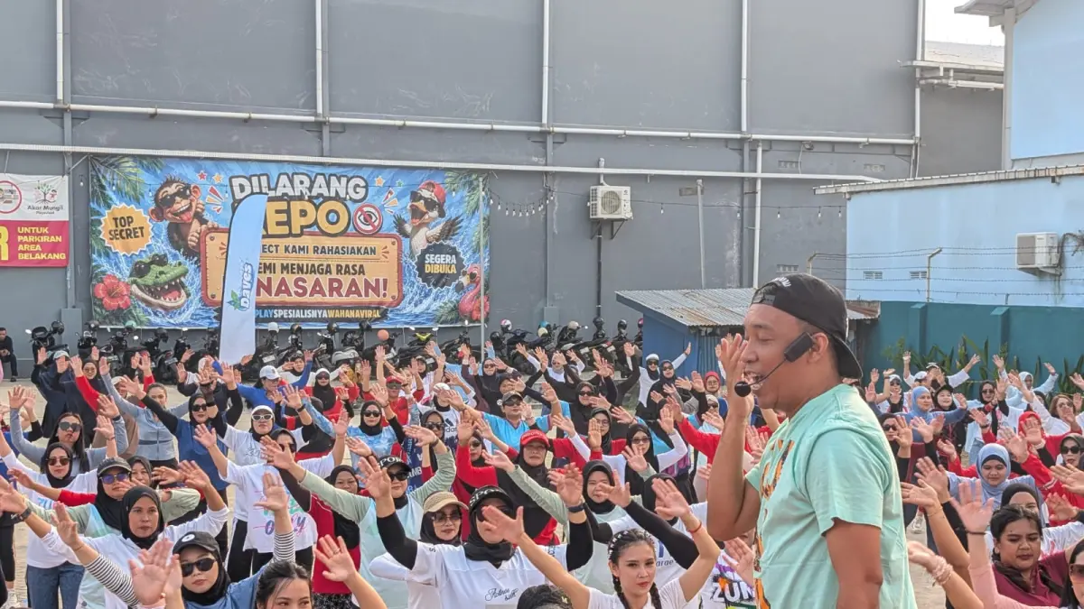 Peserta mengikuti Zumba Party dalam rangkaian HUT ke-3 Indo Home Depo Tarakan, Minggu (6/9). AMDK Daves dari STMB Group hadir sebagai official drink untuk menemani aktivitas peserta.