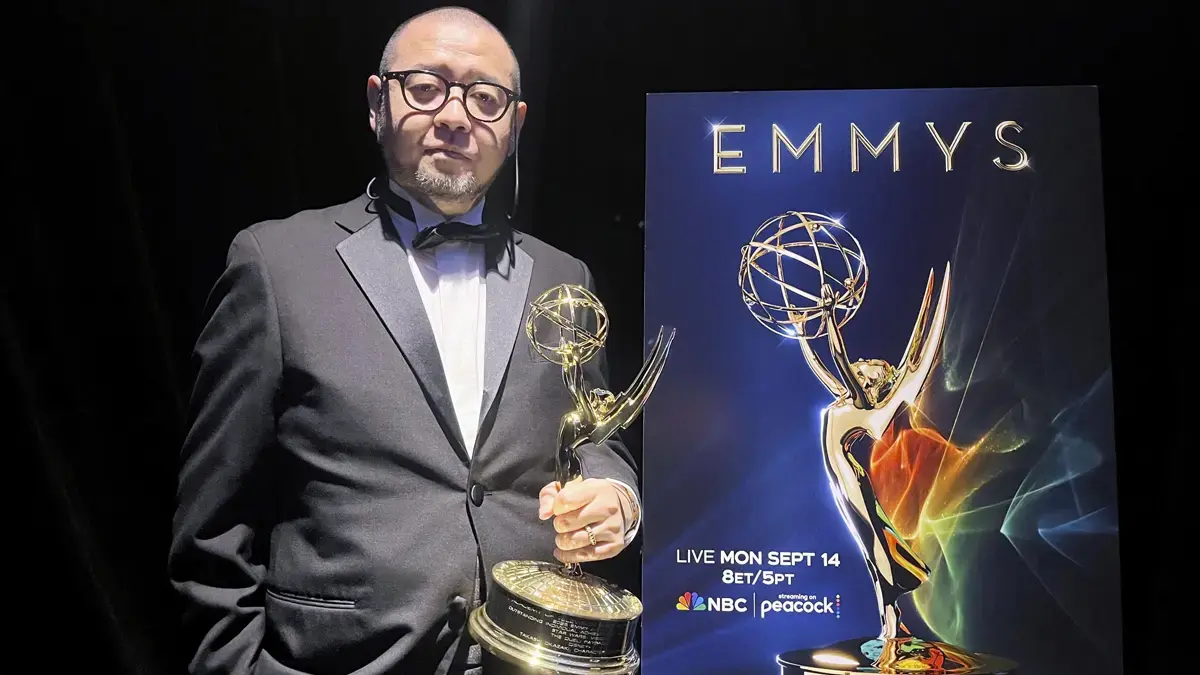 Seniman manga dan ilustrator Jepang Takashi Okazaki berpose sambil memegang trofi Emmy di Los Angeles pada 6 September 2026. (Kyodo)