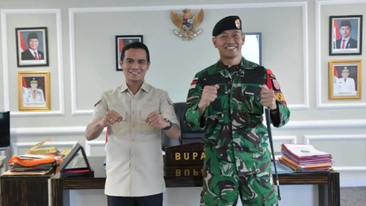 SINERGI : Bupati Nunukan H. Irwan Sabri bersama Komandan Satgas Pamtas RI-Malaysia Yonkav 13/Satya Lembuswana, Letkol Kav Ikhsan Maulana Pradana.&nbsp;