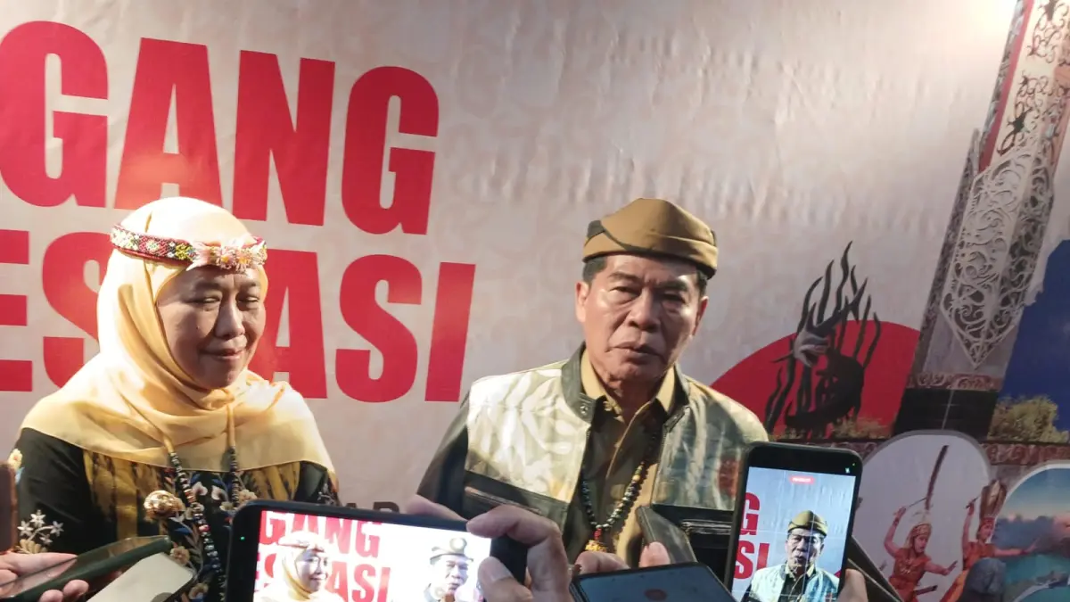 SINERGI: Gubernur Kaltara Zainal A. Paliwang bersama Gubernur Jatim Khofifah Indar Parawansa dalam Forum Bisnis, Misi Dagang dan Investasi Jatim-Kaltara di Tarakan, Selasa (8/9). AGUS DIAN ZAKARIA/RADAR TARAKAN