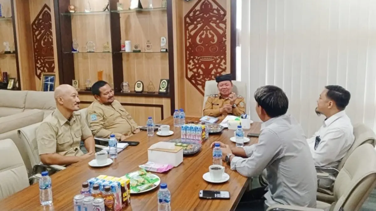 KETAHANAN PANGAN: Wabup Sabri menerima kunjungan Perum Bulog Bulungan. Dalam kunjungan tersebut Disampaikan tentang prigram bantuan beras kepada warga Tana Tidung. (FOTO: DKISP)