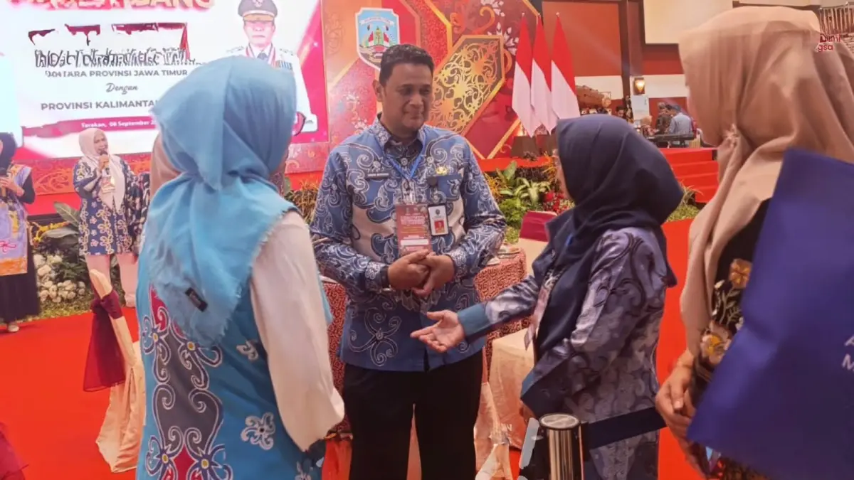 PROMOSI : Asisten Ekbang Bulungan, Errin saat memperkenalkan sejumlah produk unggulan Bulungan.
(Taslee/Radar Tarakan)