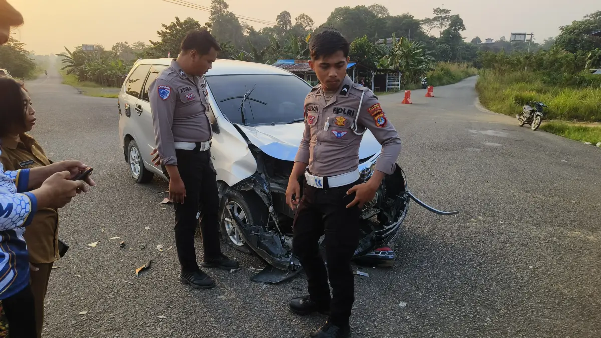 TABRAKAN: Satlantas Polres Tana Tidung tiba di lokasi dan melakukan olah TKP, Selasa (8/9).FOTO: POLRES KTT