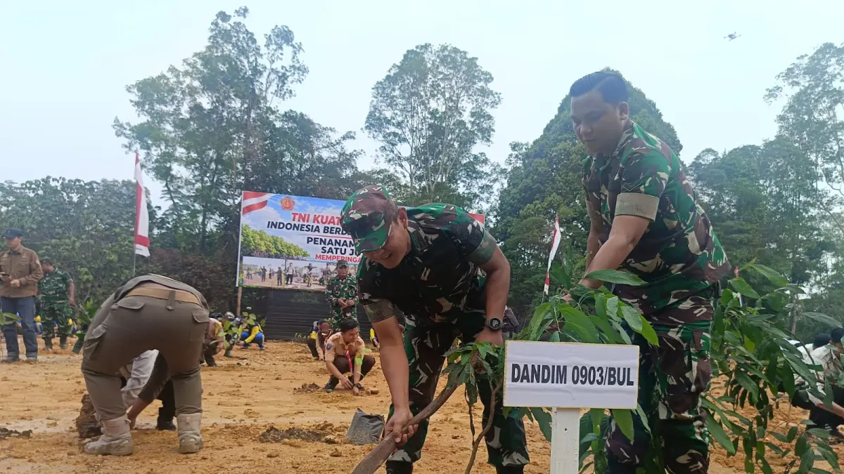 TANAM POHON: Dandim 0903/Bulungan Kolonel Inf Dhuwi Hendradjaja melakukan penanaman pohon di kawasan Kebun Raya Bundayati, Bulungan. FOTO: RADAR TARAKAN
