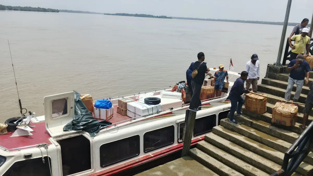 TEPAT WAKTU; Penumpang speedboat reguler diminta taat pada aturan yang berlaku terkait dengan jam keberangkatan. (FOTO: SOPIAN/RADAR TARAKAN)