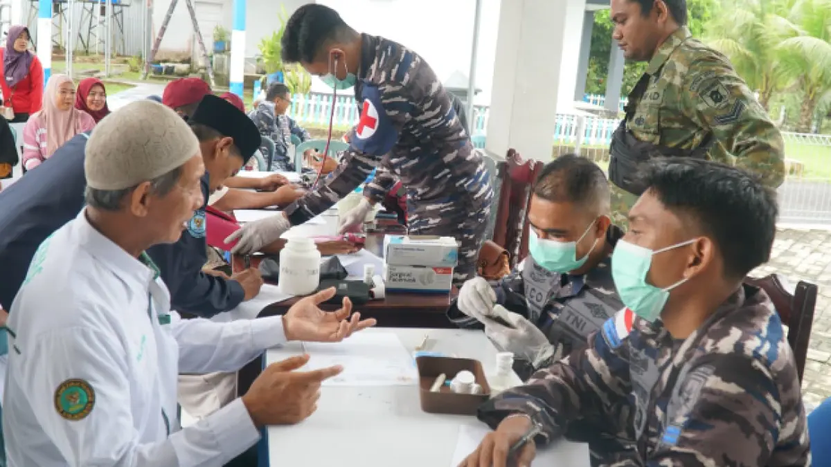 PELAYANAN : Personel Lanal Nunukan memberikan layanan kesehatan gratis melalui bakti sosial, bhakti kesehatan kepada masyarakat.
