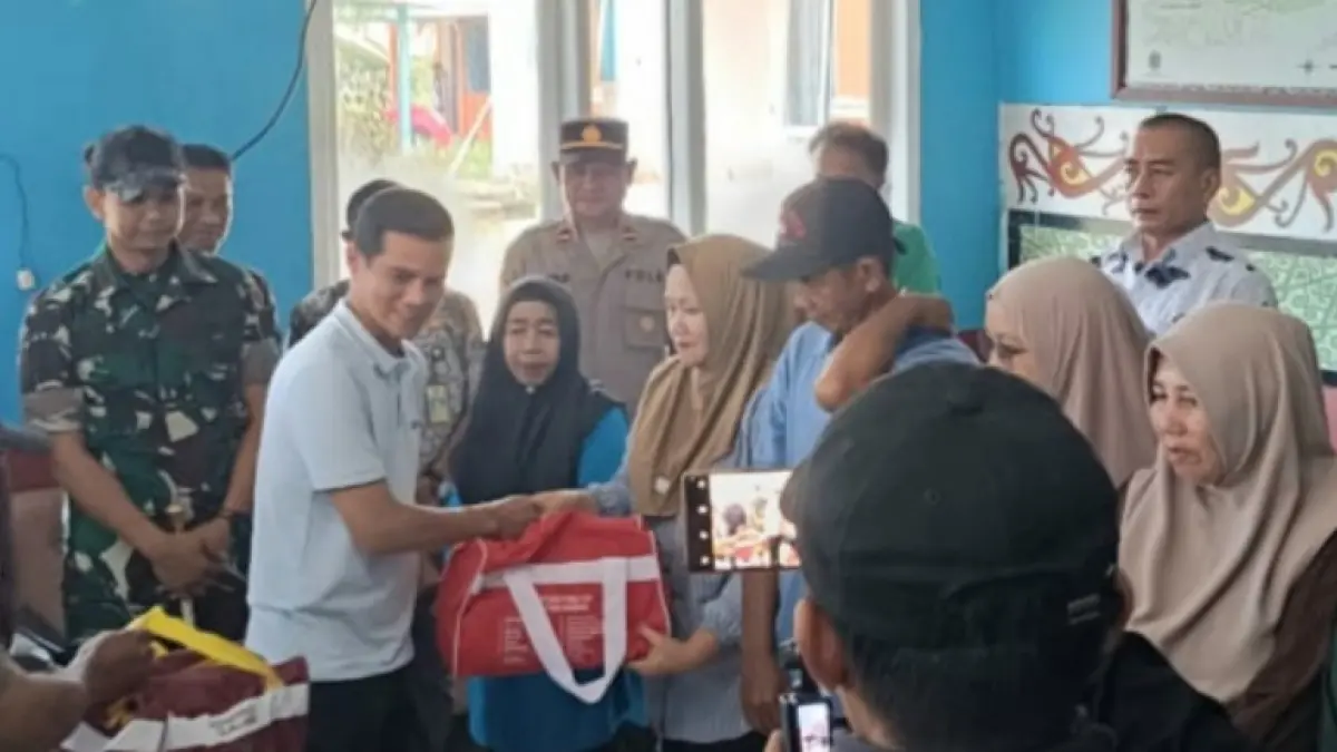 PENYALURAN : Bupati Nunukan H. Irwan Sabri saat menyalurkan bantuan kepada warga yang terdampak bencana angin puting beliung di Desa Pembeliangan.