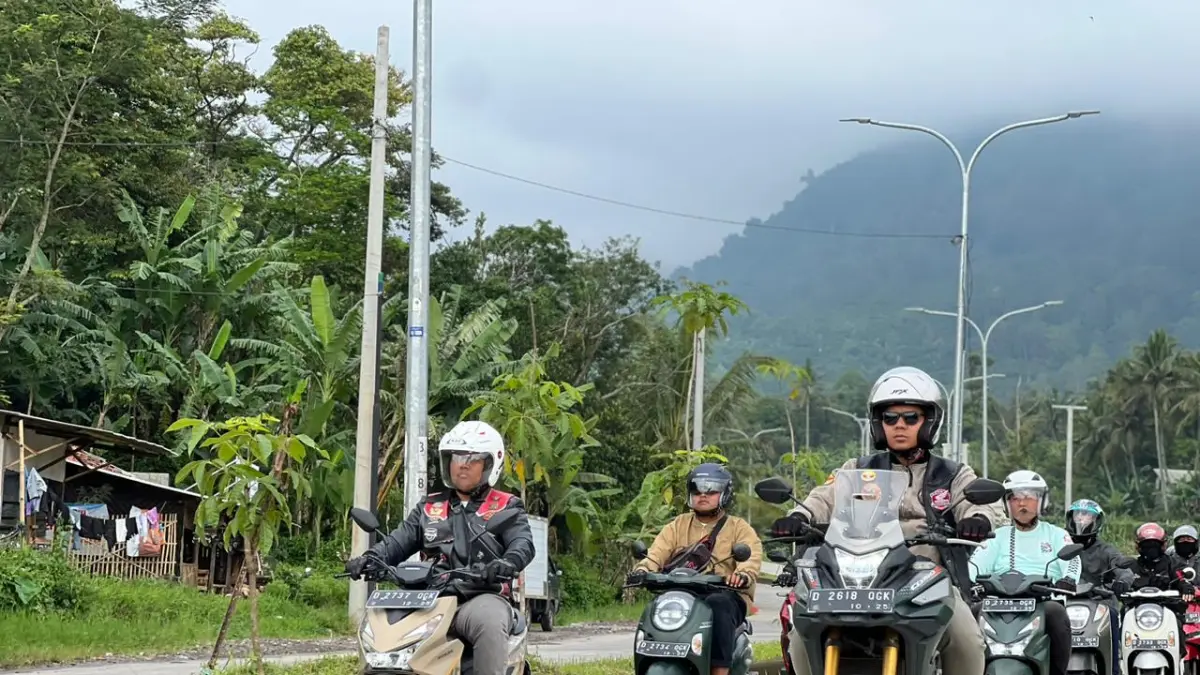 Aktivitas berkendara bersama komunitas Honda dalam kampanye keselamatan berkendara. Menikmati perjalanan, tetap #Cari_Aman di setiap kondisi jalan.