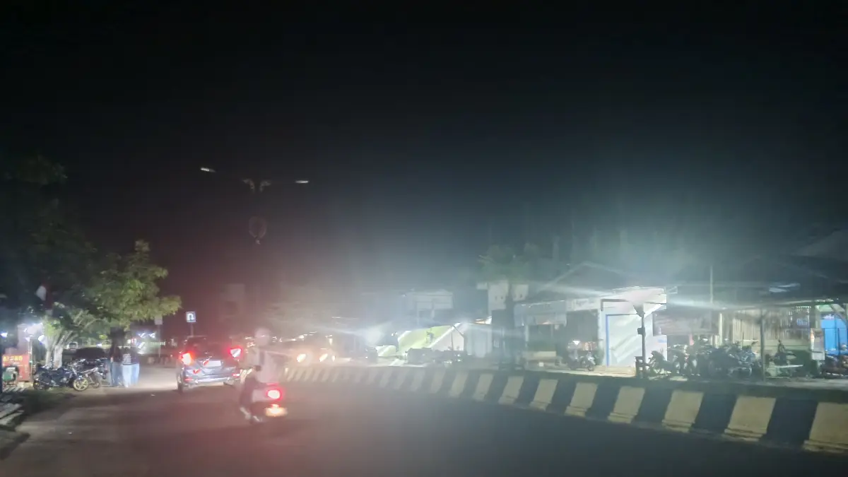 GELAP: Beberapa titik PJU Dekoratif di Jalan Padat Karya padam. Foto diambil Kamis malam lalu. (FOTO: SOPIAN/RADAR TARAKAN)
