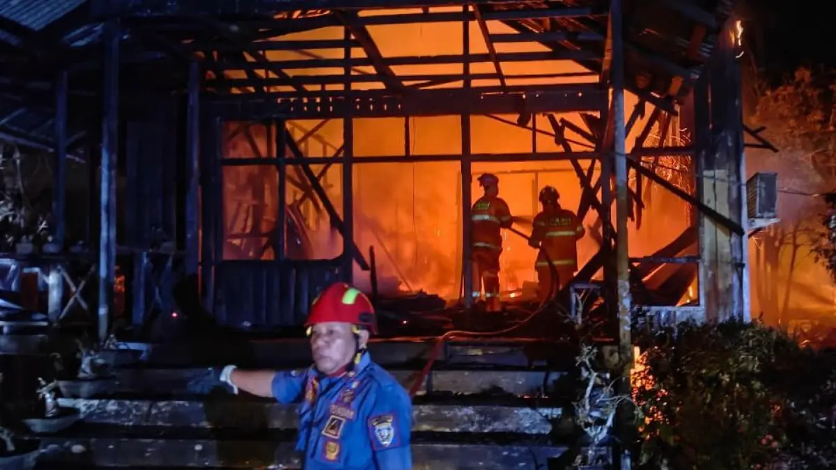 ILUSTRASI: Kebakaran di Desa Pelita Kanaan, Malinau Kota beberapa waktu lalu. FOTO: DIPA/RADAR TARAKAN