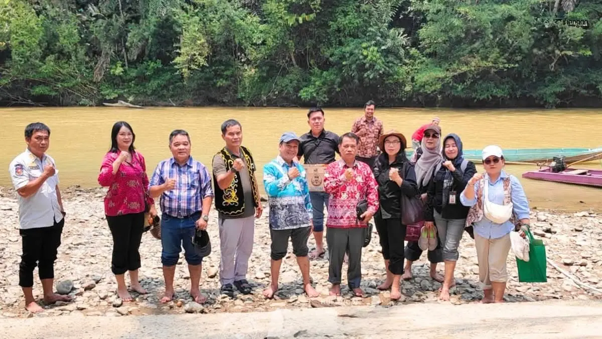KUNJUNGAN : Wabup Bulungan, Kilat saat tiba bersama rombongan di Desa Long Buang.
(Taslee/Radar Tarakan)
