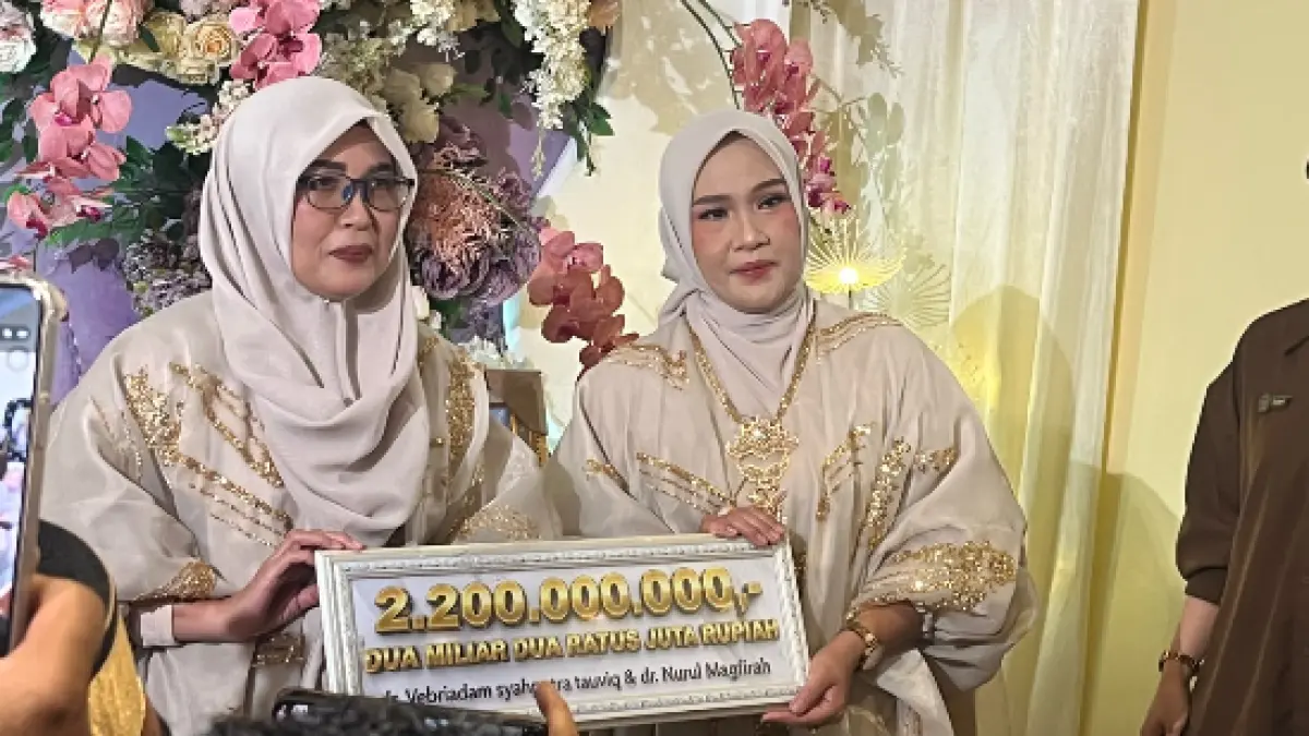MELAMAR : Keluarga besar mempelai pria saat mengantar uang panai dan hadiah rumah untuk pernikahan dr. Vebriadam Syahputra Taufik dan dr. Nurul Magfirah. AGUS DIAN ZAKARIA/RADAR TARAKAN