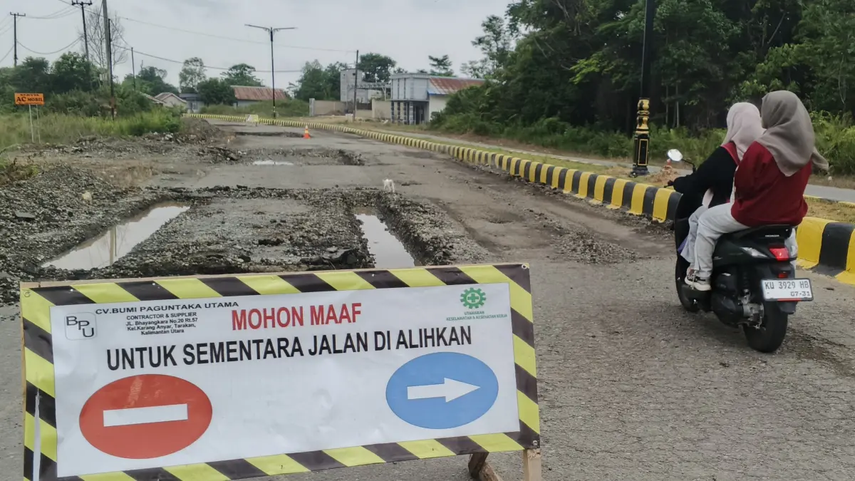 PERBAIKAN: Pemeliharaan jalan dengan menggunakan rigid beton mulai dilakukan. (FOTO: SOPIAN/RADAR TARAKAN)