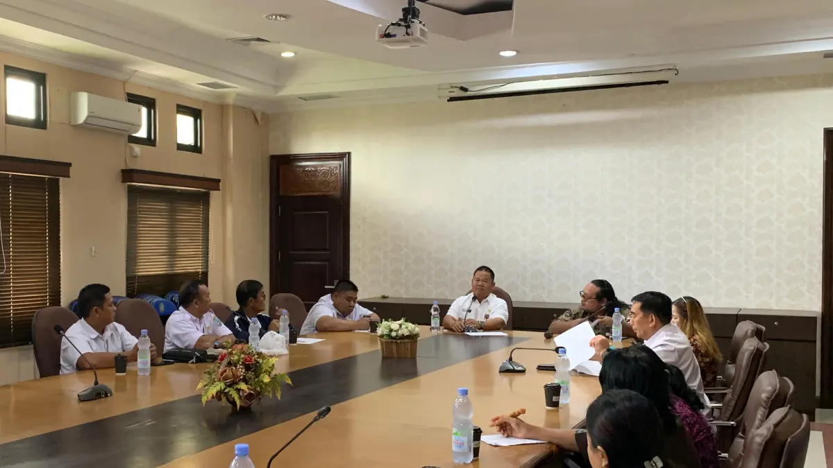 PESPARANI: Sekkab Ernes dan Pastor P. Denny Sihaloho, OMI (kanan) saat memipin rapat Pesparani IV Kaltara di Malinau. FOTO: DIPA/RADAR TARAKAN