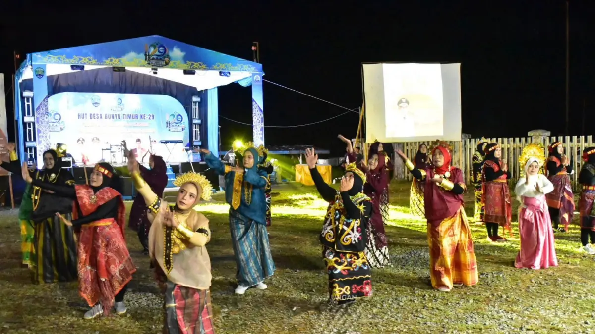 PUNCAK HUT : Malam puncak peringatan HUT Desa Bunyu Timur diisi dengan berbagai penampilan kesenian.
(Taslee/Radar Tarakan)