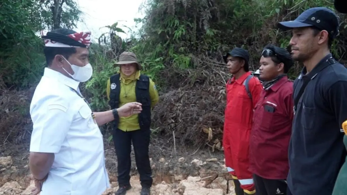 SINERGI: Gubernur Kaltara, Zainal Arifin Paliwang memantau poses pemadaman karhutla di Gunung Sari, Bulungan. FOTO: DKISP KALTARA