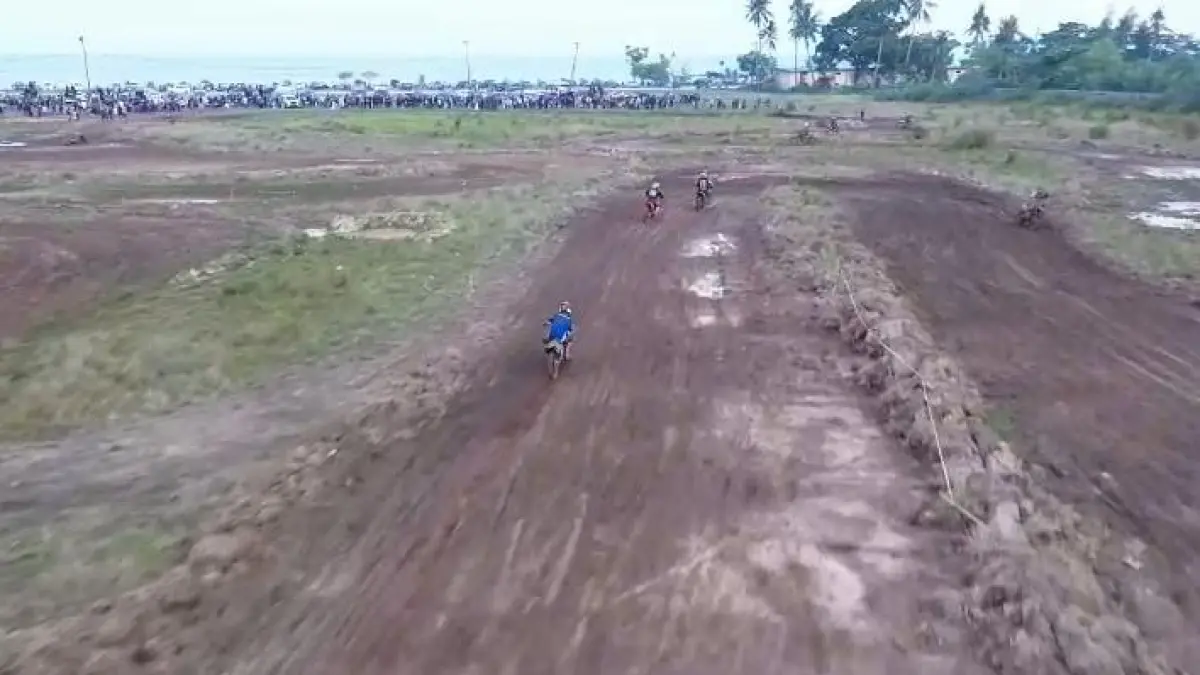 LATIHAN : Persiapan sirkuit grasstrack di kawasan Pantai Amal Tarakan yang akan digunakan untuk ajang pada 19–20 September. AGUS DIAN ZAKARIA/RADAR TARAKAN