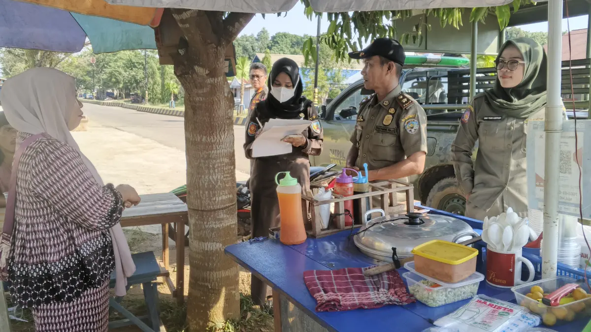 DITERTIBKAN: Satpol PP menyambangi pedagang yang berjualan di badan Jalan Padat Karya, Tideng Pale Timur, Senin (14/9).FOTO; SOPIAN/RADAR TARAKA