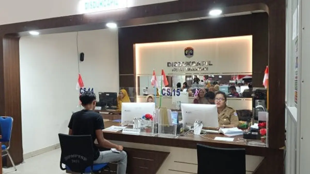 INGATKAN WARGA: Susana pelayanan di Disdukcapil Tarakan. AGUS DIAN ZAKARIA/RADAR TARAKAN