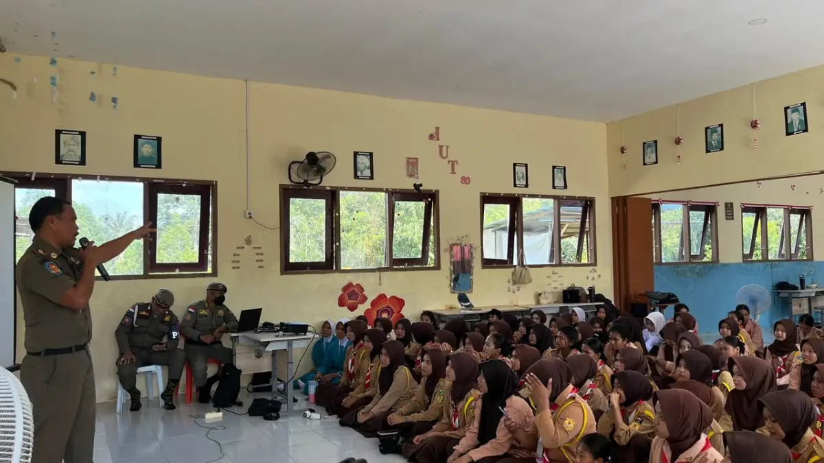 PENCEGAHAN : Kasi Penegakan dan Pembinaan PPNS, Joni Tandi memberikan edukasi ke pelajar di SMK Kesehatan Putra Borneo.