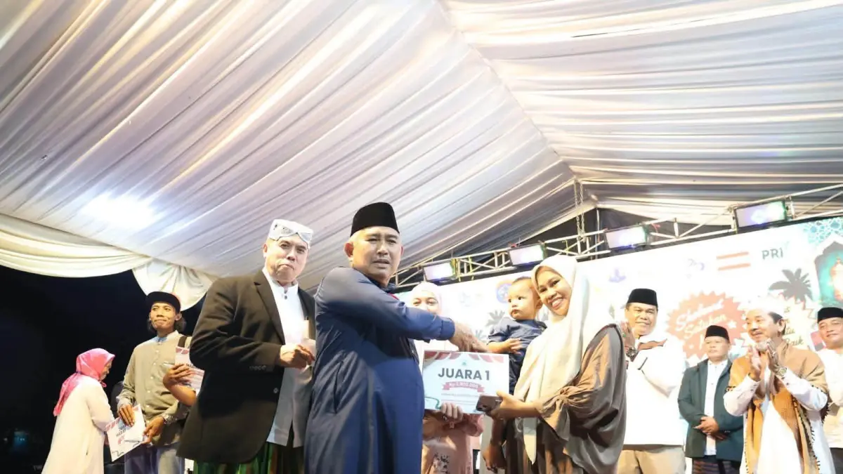 Penyerahan hadiah kepada pemenang lomba dalam rangkaian kegiatan Maulid Akbar Juata Permai, Tarakan.