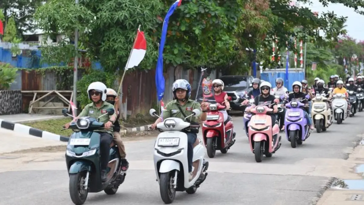 Peserta Honda Bikers Day Regional Kalimantan 2026 mengikuti konvoi sepeda motor dengan mengedepankan keselamatan berkendara.