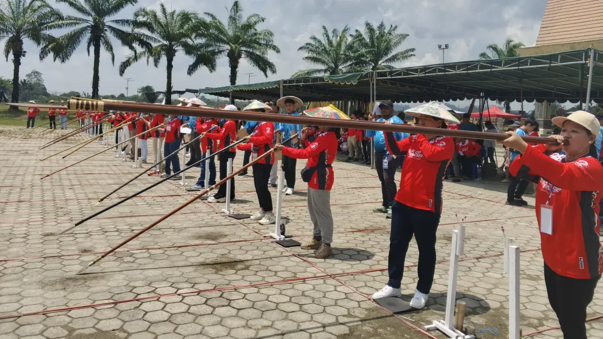 TRADISIONAL: Lomba menyumpit yanv digelar di lapangan Agatis Tanjung Selor. FOTO: IST