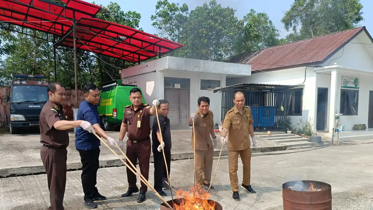 DIBAKAR : Kajari Bulungan melakukan pemusnahan BB dengan cara dibakar di halaman Kejari Bulungan, Selasa (15/9).