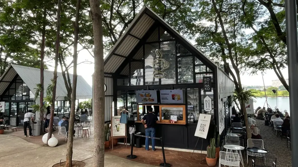 Kopi Nako menawarkan suasana tepi danau yang cocok untuk menghabiskan waktu bersama teman, keluarga, maupun pasangan. (Dok: citragardencity)