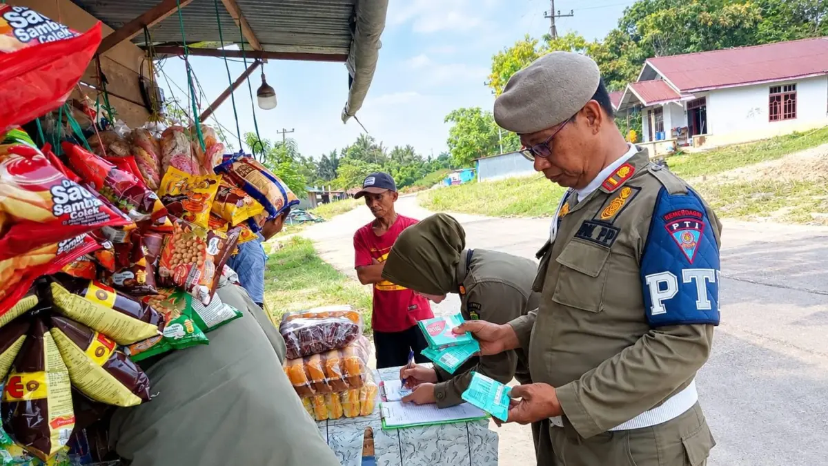 PEMERIKSAAN : Personel Satpol PP Nunukan melakukan pengecekan dagangan pelaku usaha di wilayah Kecamatan Nunukan Selatan.
