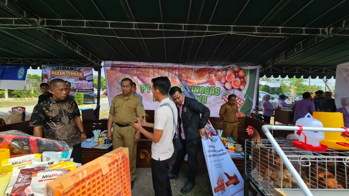 TINJAU LAPANGAN : Bupati Bulungan, Syarwani&nbsp; meninjau stand bazar peternakan di Kompleks RPH Sabanar Lama, Tanjung Selor, Selasa (15/9).