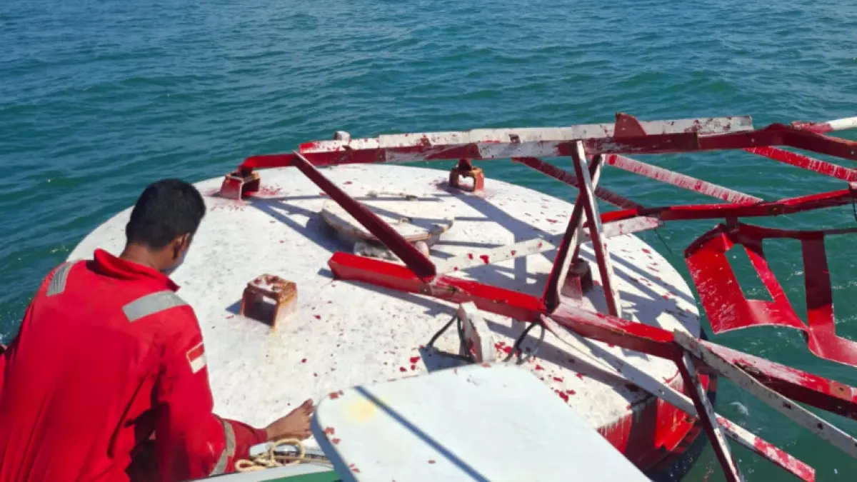 DITABRAK : Buoy alur pelayaran pelabuhan &nbsp;diduga ditabrak tugboat hingga mengalami kerusakan berat dan bergeser sekitar 1,4 kilometer dari posisi semula.
