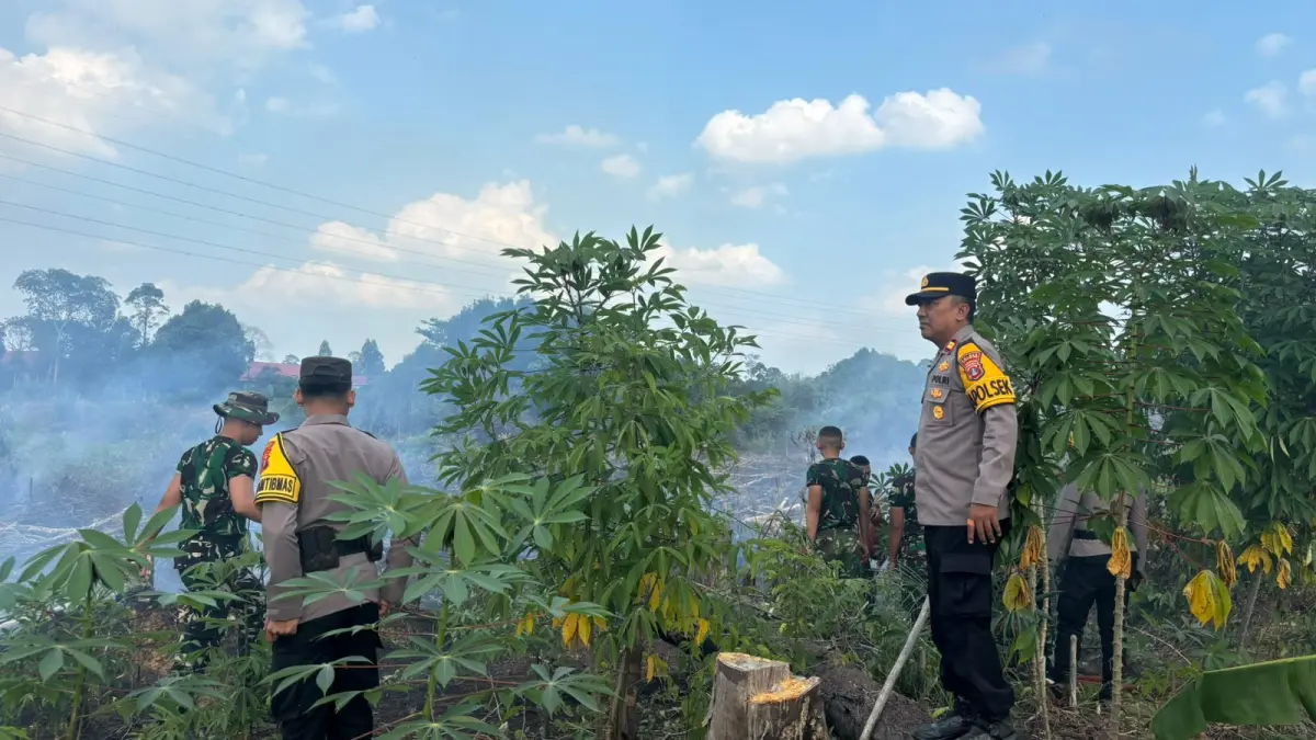KEBAKARAN LAHAN; Kapolsek Sesayap dan jajarannya bersama TNI  melakukan pemadaman kebakaran lahan di Bebakung. FOTO: IST