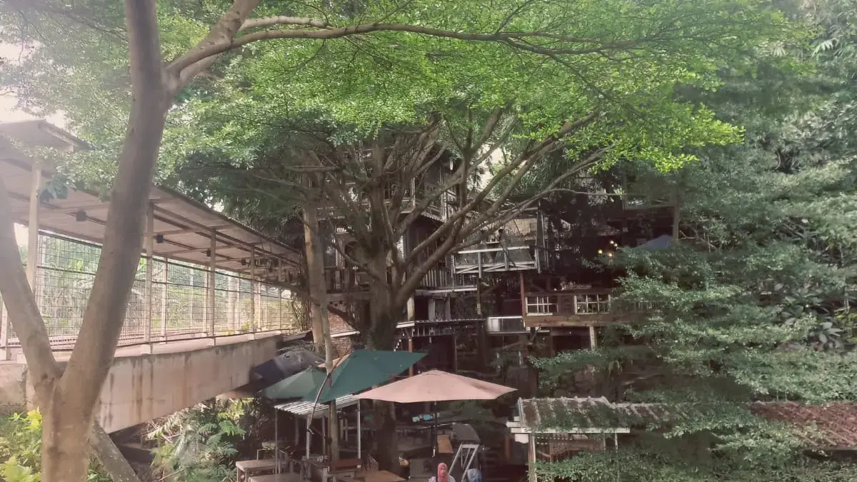 Rumah Go’a di Ciputat, Tangerang Selatan hadir dengan karakter berbeda melalui konsep vintage yang membawa nuansa klasik di tengah kawasan perkotaan. (Berliana Rizqia Putri/ JawaPos.com)