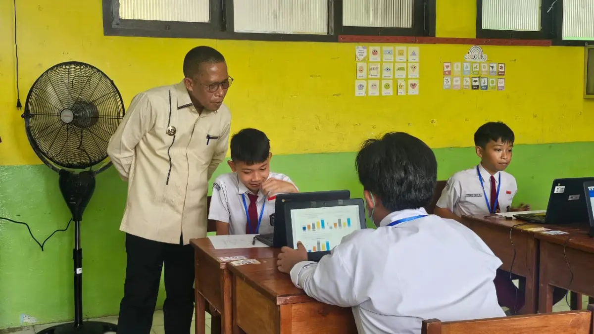 CEK LAPANGAN : Bupati Bulungan Syarwani mengecek pelaksanaan Tes Kemampuan Akademik (TKA) di Bulungan.