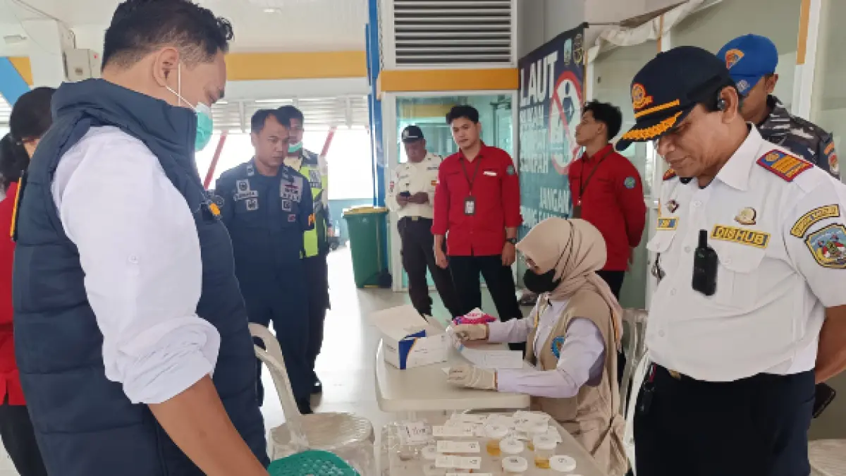 DICEK URINE : Petugas BNNP Kaltara saat melakukan pemeriksaan urine terhadap awak kapal di Pelabuhan Tengkayu I. AGUS DIAN ZAKARIA/RADAR TARAKAN