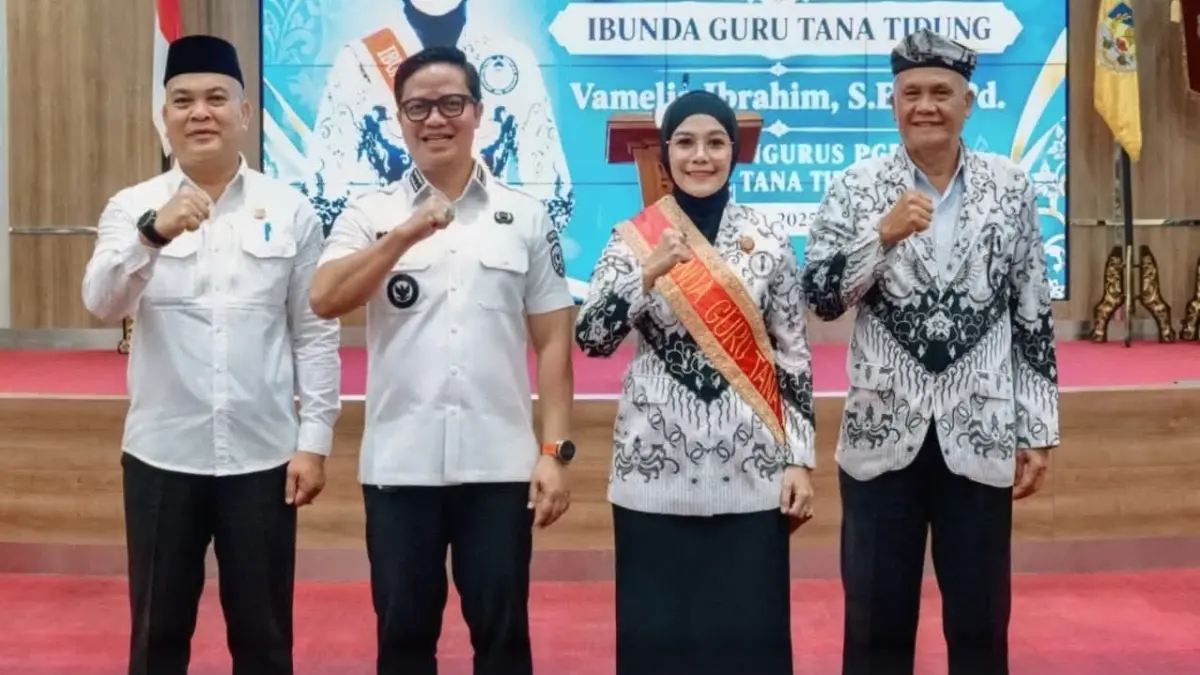 PELANTIKAN: Bupati Ibrahim Ali berfoto usai pelantikan pengurus BPGRI dan Ibunda Guru Tana Tidung. (FOTO: DKISP)