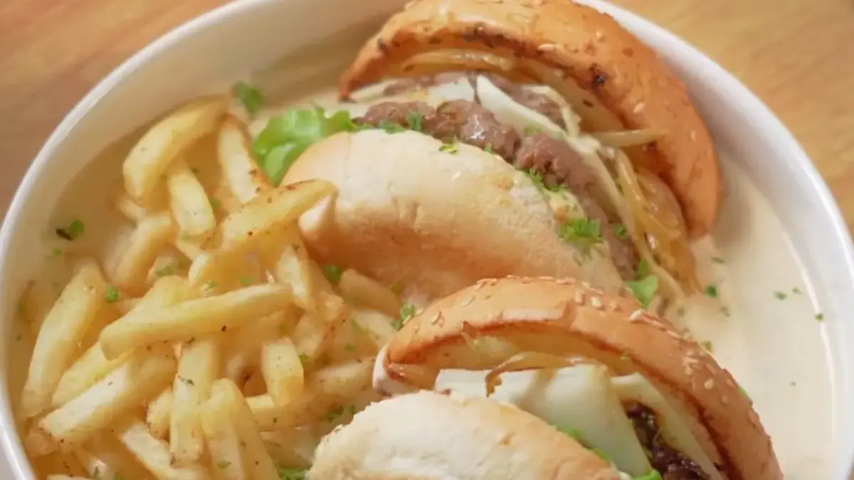 Potret burger homemade dengan saus garlic parmesan yang enak dan cocok untuk cheat day. (instagram.com/@kasyafa.a)