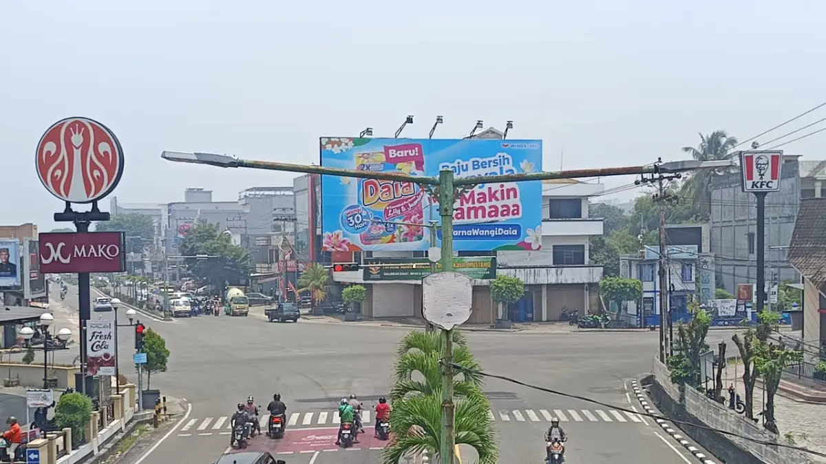 JARAK PANDANG : Partikel asap cenderung bertahan di lapisan udara dekat permukaan sehingga membuat pandangan terlihat lebih pekat. ISTIMEWA