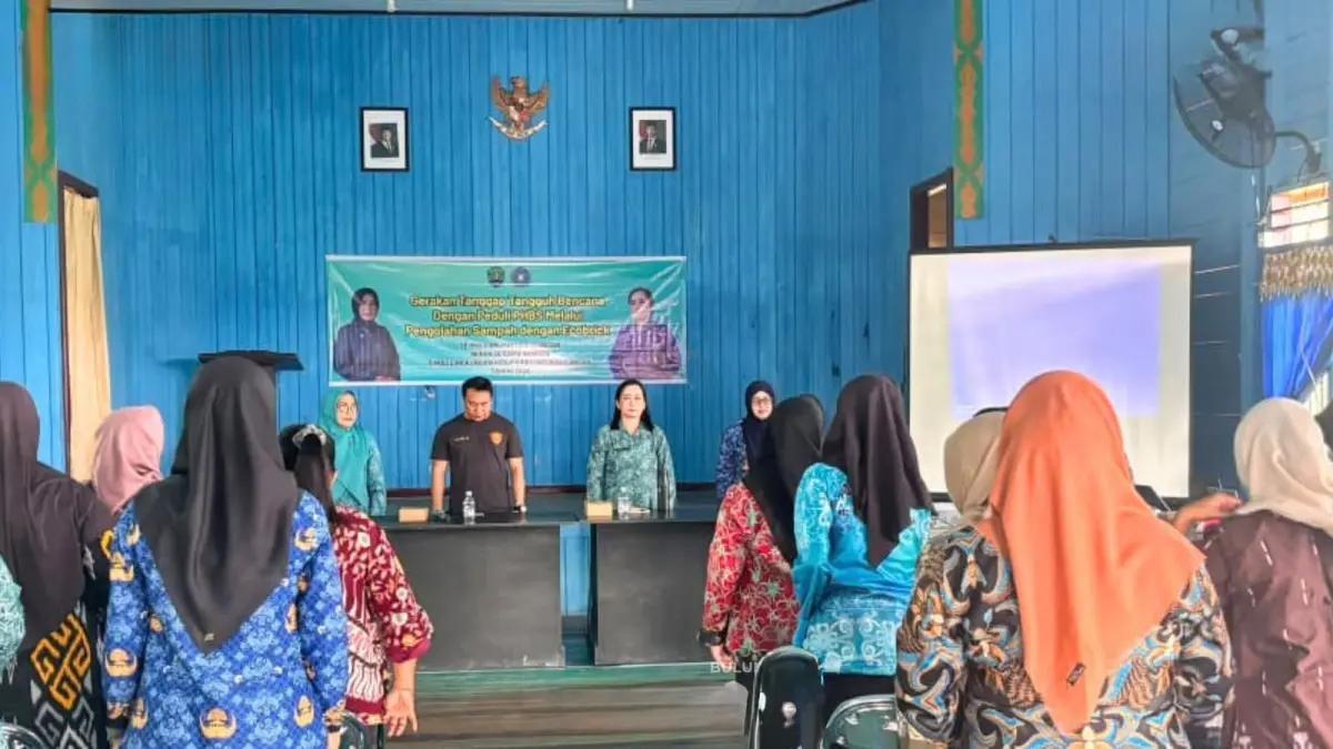 LINGKUNGAN : TP PKK Bulungan menggelar sosialisasi pengolahan sampah plastik.
(Taslee/Radar Tarakan)